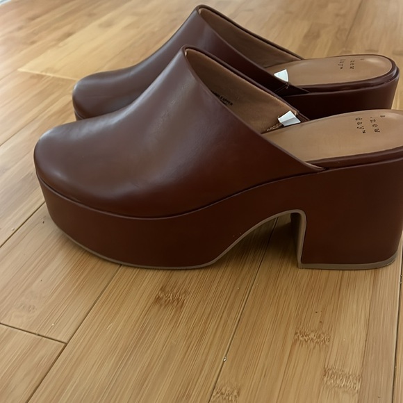 Brown mule clogs - Picture 2 of 3